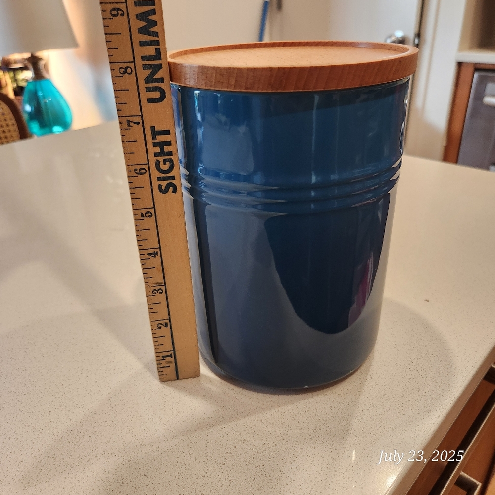 Le Creuset Blue Stoneware Canister with Wood Lid 2.5qt BNIB